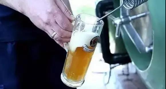 精酿啤酒厂家提醒你啤酒沫从何而来？